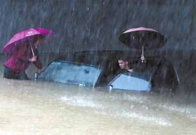 11月11日，南宁市建政东路铁道口下涵洞，一辆汽车被积水淹没。新华社发