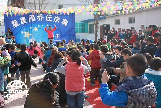 2013年11月15日，北京星星雨教育研究所举行乔迁庆典，星星雨小朋友表演节目。中国网/中国发展门户网 魏博 拍摄