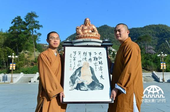 2013年11月18日上午8时，浙江省佛教协会会长、浙江奉化雪窦寺方丈、怡藏大和尚在方丈院为国画大师亚明名作《笑佛》开光。