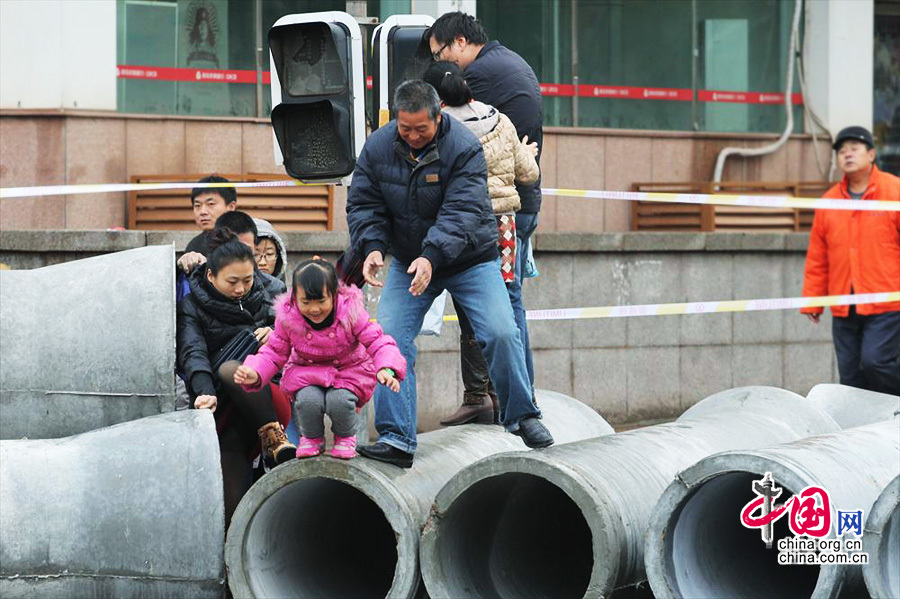 2013年11月24日，燃爆事故过后抢修施工，路上运来很多下水管，居民们开始翻越回家。22日中石化黄潍输油管线一输油管道发生破裂并起火燃爆。