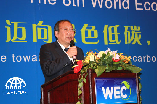 2013年11月28日，“第六届世界环保大会”在北京举行，内蒙古毛乌素生物质热电有限公司董事长李京陆介绍“三碳经济”模式。中国网/中国发展门户网 魏博 摄