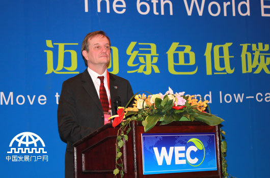 2013年11月28日，“第六届世界环保大会”在北京举行，联合国工业发展组织驻华首席代表柯文斯在“三碳经济”产业链模式的成果新闻发布会上发言。中国网/中国发展门户网 魏博 摄