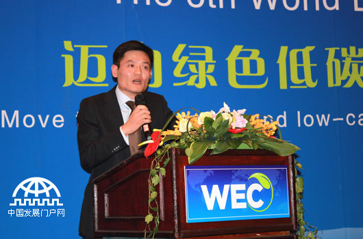 2013年11月28日，“第六届世界环保大会”在北京举行，国际节能环保协会秘书长李军洋在“三碳经济”产业链模式的成果新闻发布会上发言。中国网/中国发展门户网 魏博 摄