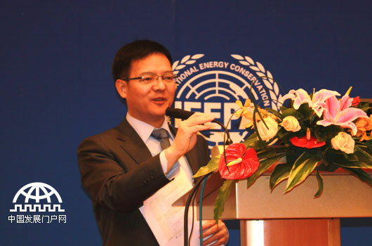 2013年11月28-29日，由国际节能环保协会等单位主办的“第六届世界环保大会”在北京举行，本届大会首次设立了动物福利论坛。图为世界动物保护协会（WSPA）中国首席代表赵中华主持论坛。中国网/中国发展门户网 魏博 摄