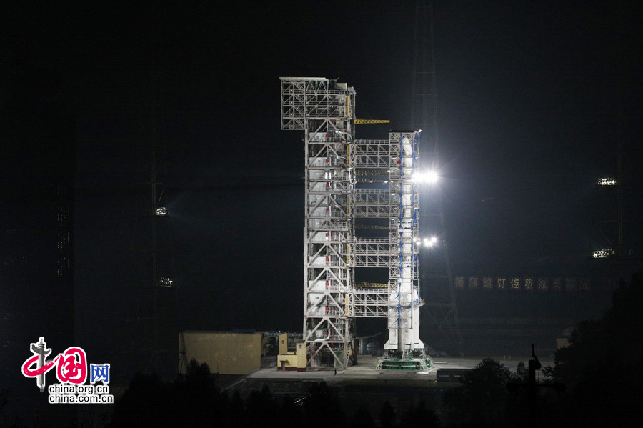 2013年12月1日，西昌卫星发射中心发射塔架：夜幕下的西昌卫星发射中心发射塔架“嫦娥三号”探测器即将在此升空。