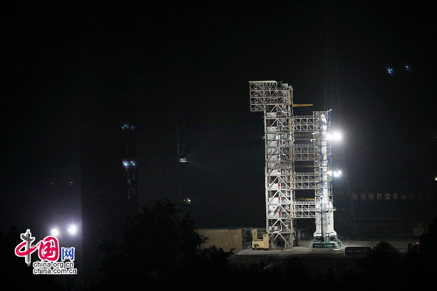 2013年12月1日，西昌卫星发射中心发射塔架：夜幕下的西昌卫星发射中心发射塔架“嫦娥三号”探测器即将在此升空。