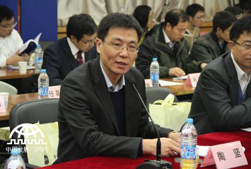 12月7日，首届国际安全研究论坛在北京举行，主题为“全球冲突与人的安全”。此次论坛由国际关系学院《国际安全研究》编辑部主办。图为国际关系学院校长陶坚致辞。
