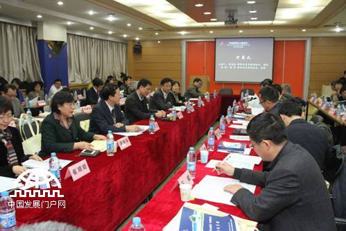 12月7日，首届国际安全研究论坛在北京举行，主题为“全球冲突与人的安全”。此次论坛由国际关系学院《国际安全研究》编辑部主办。