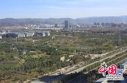 俯瞰位于云南昆明呈贡的中央公园和昆明行政中心。