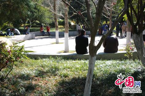 位于云南呈贡的昆明行政中心花园，市民在此休闲、娱乐。