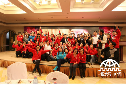 12月14日，中国社会福利基金会暖流计划公益基金一周年感恩活动在柏翠酒窖隆重举行。暖流计划发起人邓飞先生着重阐述了自己的公益理念和公益梦想。他说，在未来的一段时间内，要整合包括暖流计划在内的7个公益团队，组成真正的“中国乡村儿童联合公益”，为6200万留守儿童谋求他们最基本的福利。
