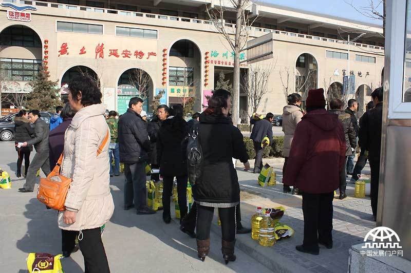 12月21日，中国首善、全国道德模范陈光标携百名企业家走进革命圣地延安，开展了“感恩延安行”活动。他们一起给1000多名延安老区的困难群众和贫困学生发红包、大米和食用油。中国发展门户网 王振红拍摄