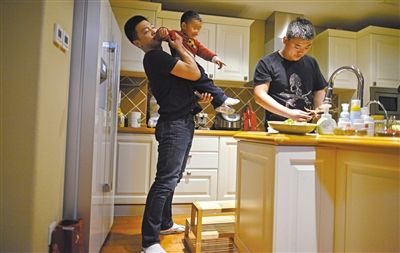 平时在家里，王皓负责带孩子，韩乐则帮忙做饭。他们也有着职业保镖温情的一面。