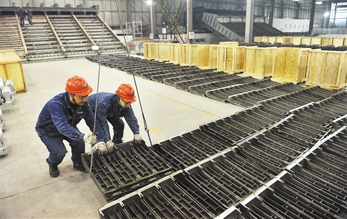 12月27日,重庆三峰卡万塔环境产业有限公司生产厂房,工人正在拆装污泥与垃圾混合焚烧炉排。
