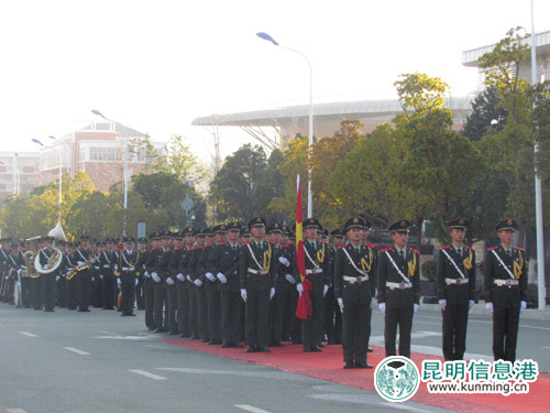 迎着新年的朝阳,护旗队踏着正步走向升旗台。 实习记者廖拓溪/摄