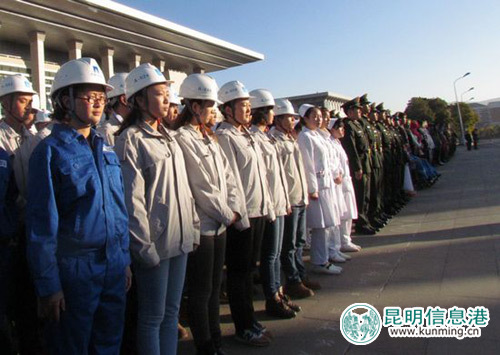 代表们满怀新年的期盼和对美好未来的无限憧憬参加升国旗仪式。实习记者廖拓溪/摄