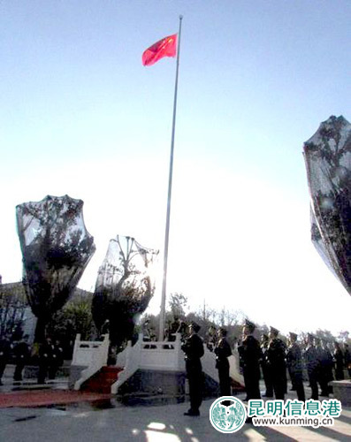 五星红旗飘扬在呈贡新区上空。实习记者廖拓溪/摄