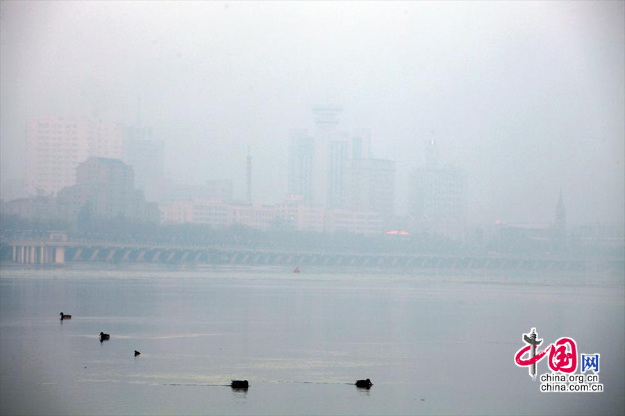 中央气象台发布今年首个大雾黄色预警 雾霾持续笼罩全国各地