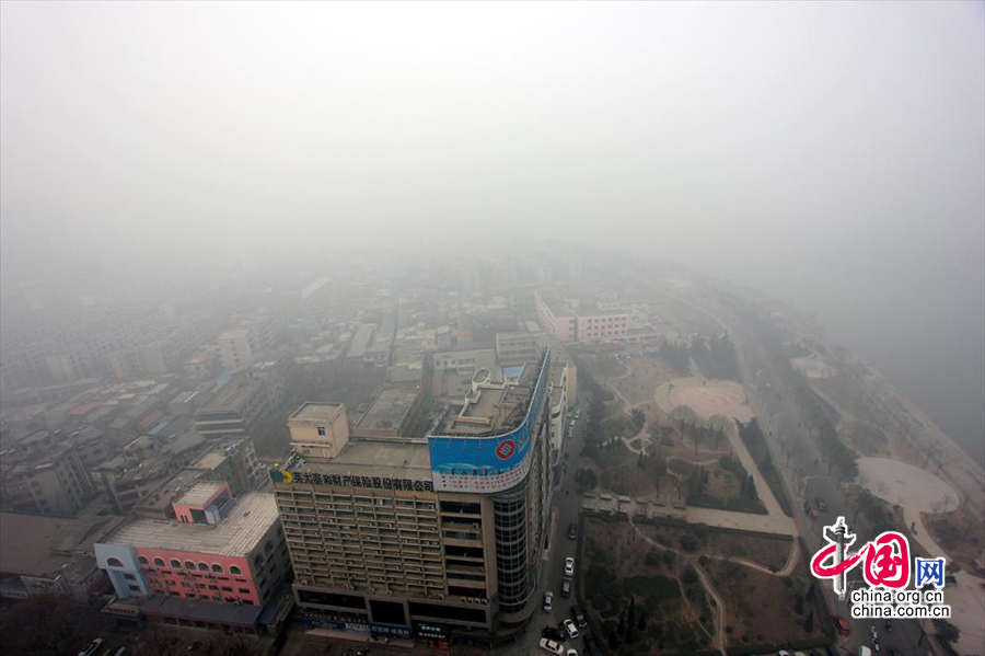 中央气象台发布今年首个大雾黄色预警 雾霾持续笼罩全国各地
