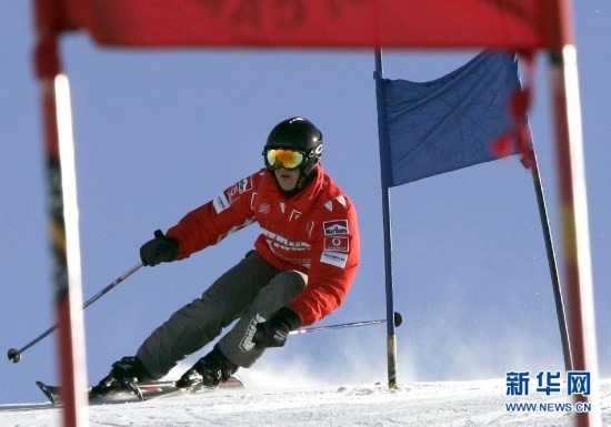 12月29日，“车王”舒马赫在法国滑雪时遭遇严重事故，头部受重伤。图为2005年1月14日拍摄的舒马赫滑雪的资料照片。[新华社/路透]