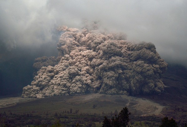 1月7日，在印尼北苏门答腊省，锡纳朋火山喷出火山灰。