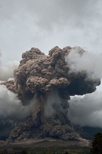 1月7日，在印尼北苏门答腊省，锡纳朋火山喷出火山灰。