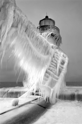 冰塔：密歇根州，一处灯塔被暴风雪冰封，像极电影《后天》中场景。