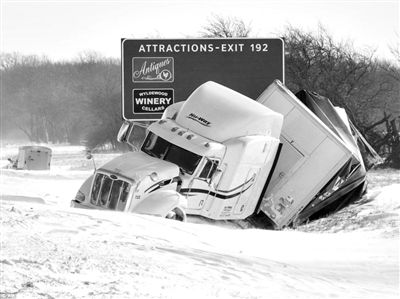 冰车：伊利诺伊州，一辆拖挂卡车倒在雪地中。