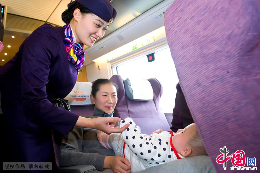 巡視途中發現一名小乘客，陽柳不由自主的逗起小寶寶并囑咐家長注意行車中孩子的安全。中國網圖片庫 徐暉銘/攝