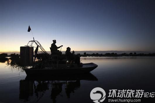 野生动物学家在进行鳄鱼生存状况调查