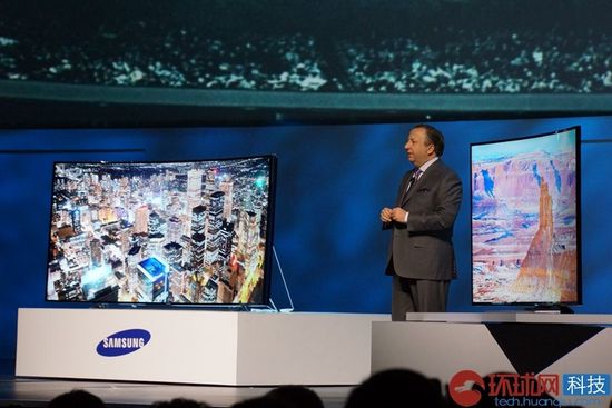 在近日举行的2014国际消费电子展（CES2014）上，三星发布了全球首个85寸屏幕可弯曲电视。[环球网]