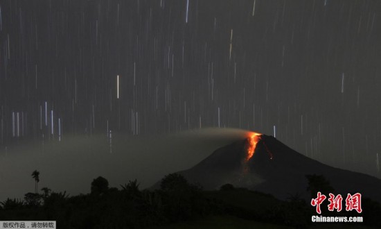 印尼锡纳朋火山持续喷发 周边村庄成“灰色”地带