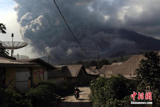 印尼锡纳朋火山持续喷发 周边村庄成“灰色”地带