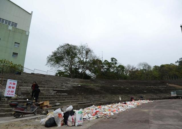 南宁体育场变成“垃圾场” 无人监管