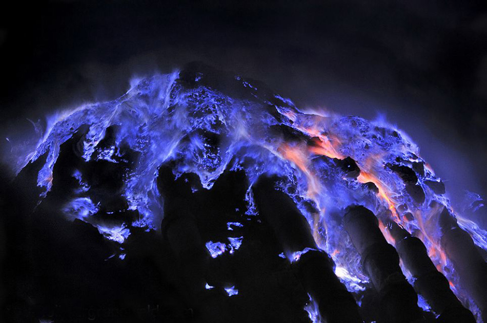 印尼火山喷发蓝色火焰壮美似星云