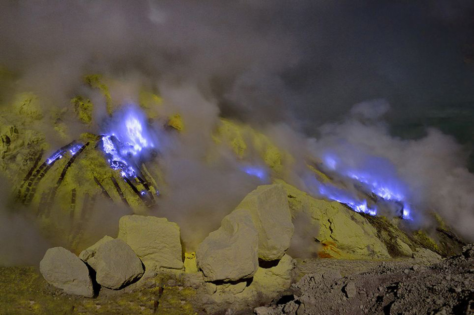 印尼火山喷发蓝色火焰壮美似星云