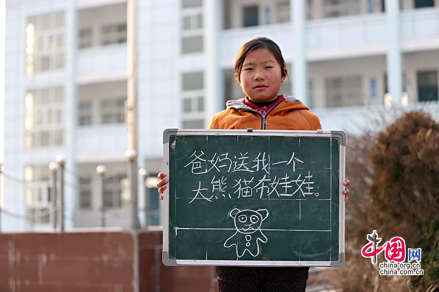 2013年1月14日，安徽省蚌埠市固镇县清凉小学，六年级学生在寒假即将来临前，展示寒冬里的假期心愿。