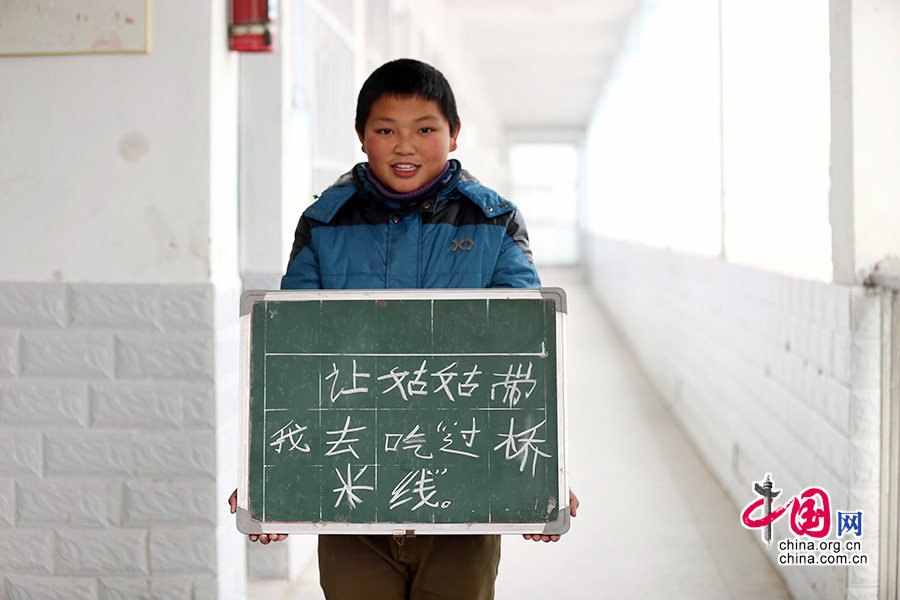 2013年1月14日，安徽省蚌埠市固镇县清凉小学，六年级学生在寒假即将来临前，展示寒冬里的假期心愿。