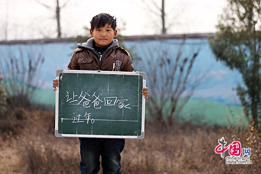 2013年1月14日，安徽省蚌埠市固镇县清凉小学，六年级学生在寒假即将来临前，展示寒冬里的假期心愿。