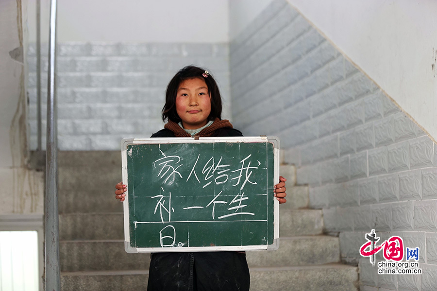 2013年1月14日，安徽省蚌埠市固镇县清凉小学，六年级学生在寒假即将来临前，展示寒冬里的假期心愿。图为邱雪，寒假愿望是家人给我补一个生日。