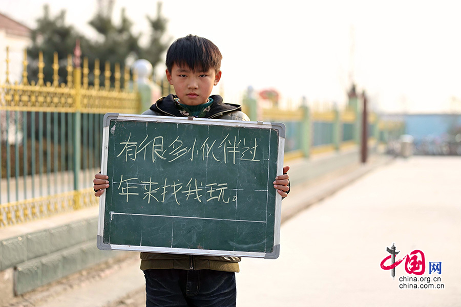 2013年1月14日，安徽省蚌埠市固镇县清凉小学，六年级学生在寒假即将来临前，展示寒冬里的假期心愿。图为王梦磊，寒假愿望是有很多小伙伴过年来找我玩。