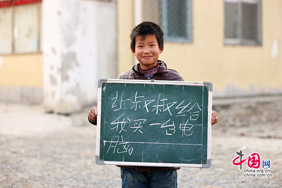 2013年1月14日，安徽省蚌埠市固镇县清凉小学，六年级学生在寒假即将来临前，展示寒冬里的假期心愿。图为王安，寒假愿望是让叔叔买一台电脑。