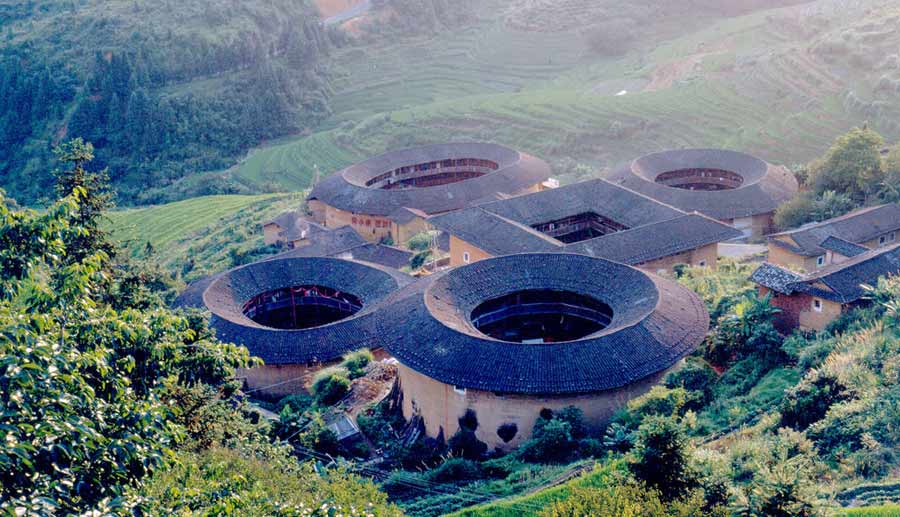 永定土楼,国家5A级旅游景区,位于中国东南沿海的福建省龙岩市,是世界上独一无二的神奇的山区民居建筑,是中国古建筑的一朵奇葩。2008年7月,成功列入世界遗产名录。