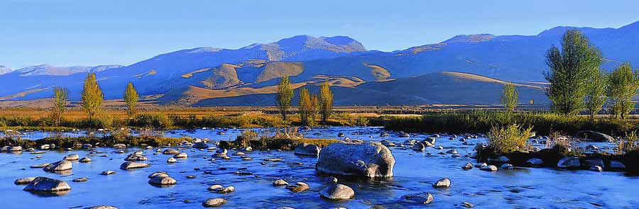 亚丁风景区,国家4A级旅游景区,位于稻城的东南面,亚丁藏语意为“向阳之地”。主体部分是三座完全隔开,而相距不远,被称为三座神山。被誉为“水蓝色的星球上的最后一片净土”。