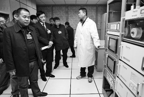 代表、委員報到，霧霾成寒暄關鍵詞