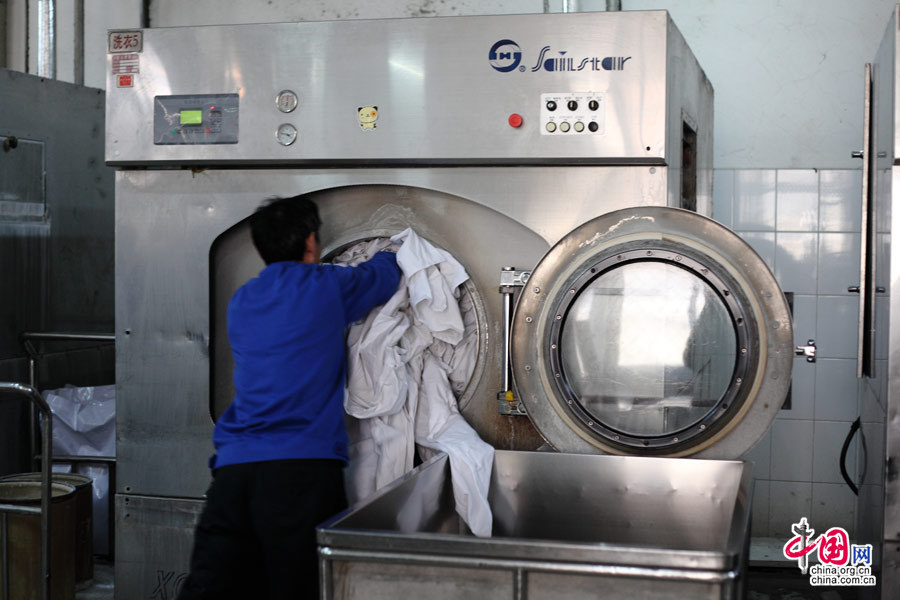 2014春运：走进北京客运段列车卧具洗涤基地