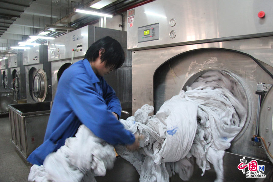 2014春运：走进北京客运段列车卧具洗涤基地