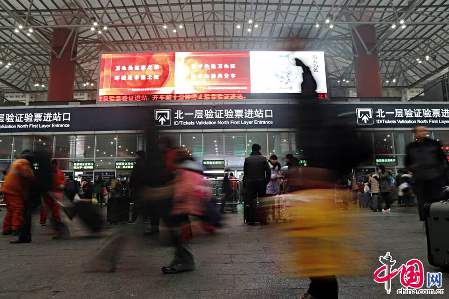 1月16日，北京西站火车站拉着行李的旅客检票进站。中国网记者 杨佳摄影