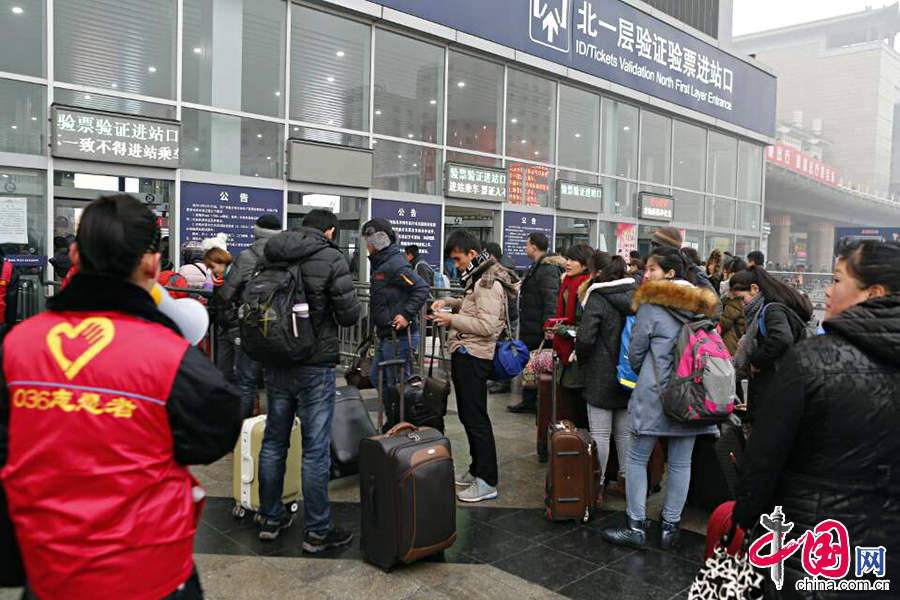 1月16日，北京西站火车站拉着行李的旅客检票进站。中国网记者 杨佳摄影