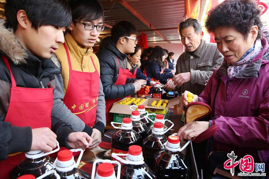 1月17日，江苏镇江市民在购买酱油。 中国网图片库杨雨摄影